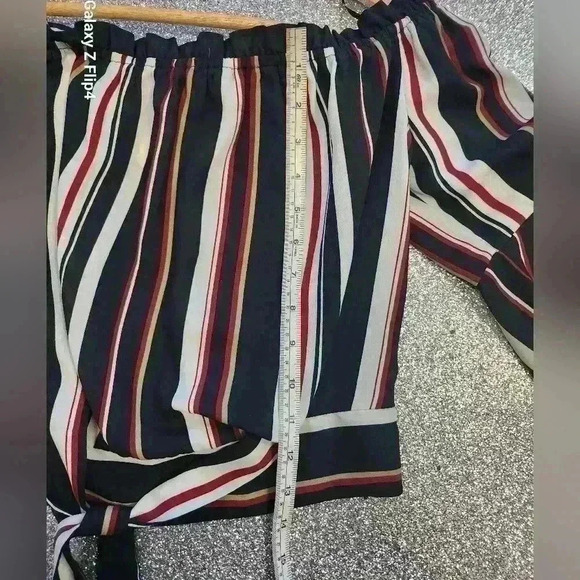 GUESS Off the shoulder long sleeve  crop top - Picture 3 of 6